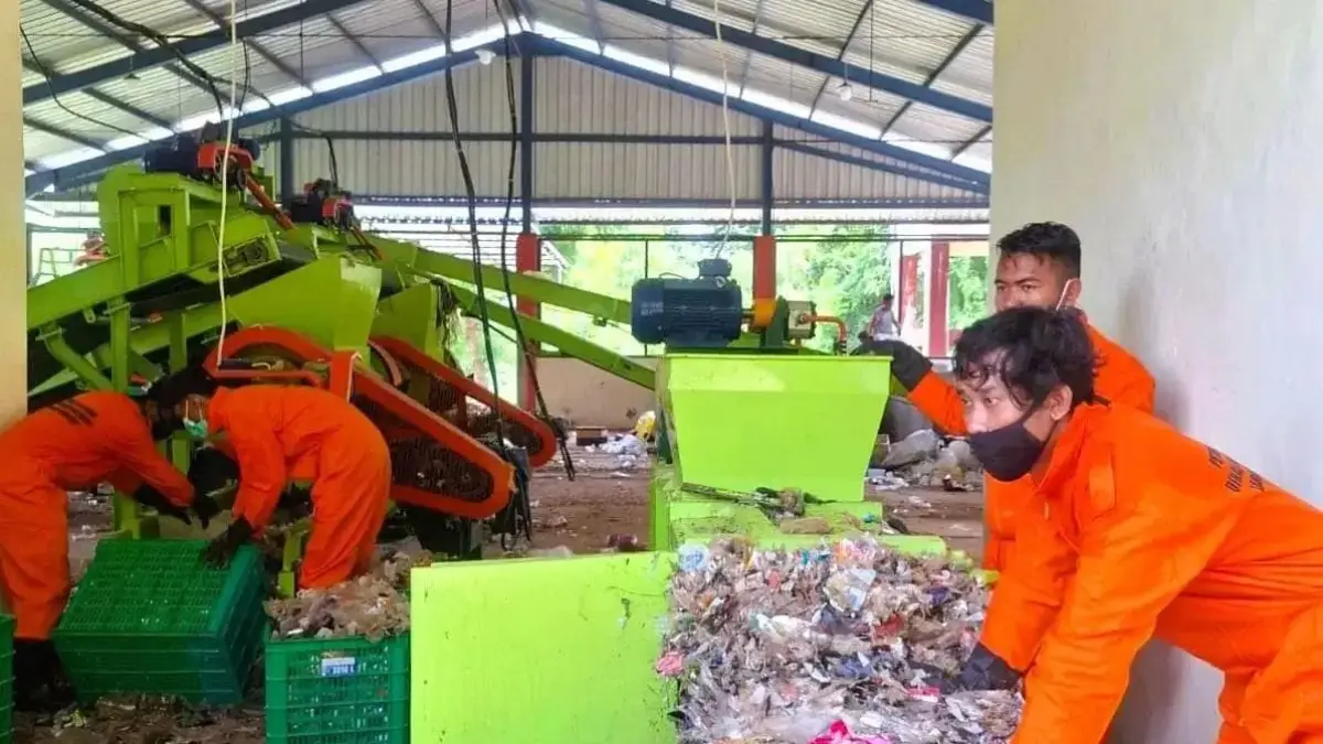 FOKUS: Sejumlah pekerja tengah mengolah sampah di TPA di Desa Torbang, Kecamatan Batuan, Sumenep.