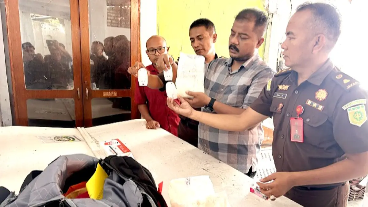HUKUM KRIMINAL: Anggota Satnarkoba Polres Sampang melakukan uji bersama dengan jaksa di kantor Kejari Sampang, pukul 11.30 Selasa (5/5).