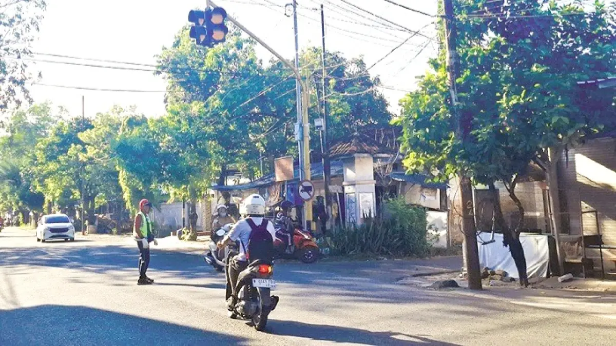 LANDAI: Masyarakat tengah melintas di Jalan KH Mansyur, Pangarangan, Kecamatan Kota Sumenep, Jumat (17/4). (MOH. LATIF/JPRM)