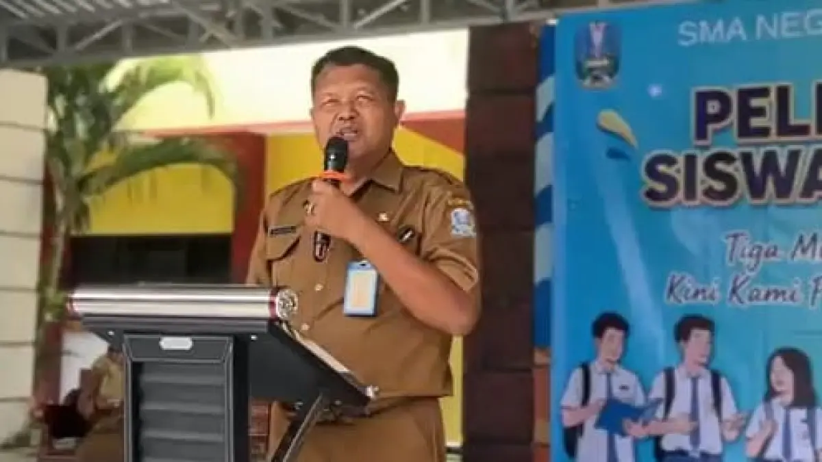 LEPAS PISAH: Kepala sekolah SMAN 2 Sumenep memberikan sambutan pelepasan siswa kelas 12 dihalaman sekolah, Selasa (5/5)