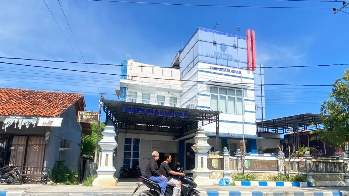 MEGAH: Pengendara sepeda motor melintas di depan kantor Disporabudpar Sampang, Selasa (5/5) .