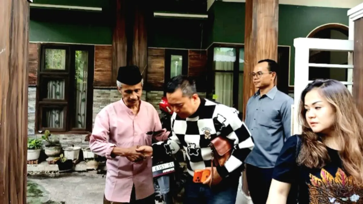 MEMINTA KEADILAN: Keluarga korban Ghofirul Kasyfi didatangi kuasa hukumnya, Mohammad Sholeh, Senin (4/5). (ZEINAL ABIDIN/JPRM)