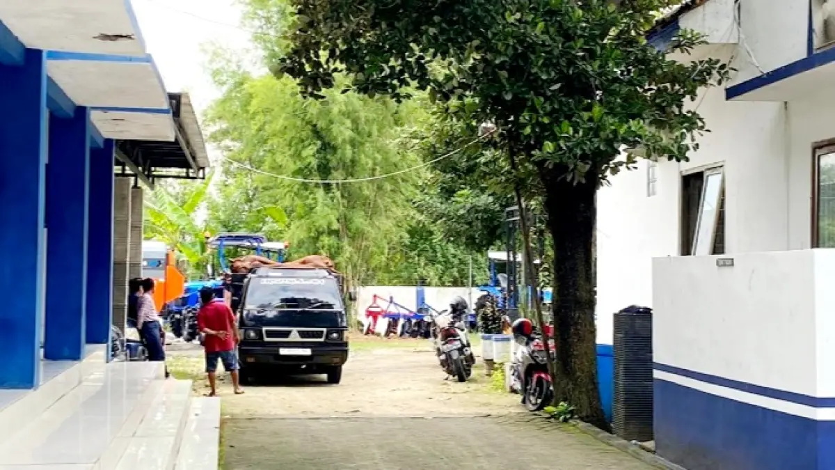 PELAYANAN: Petugas saat memeriksa pengiriman sapi di kantor Disperta KP Sampang, Senin (4/5). (AYU LATIFAH/JPRM)