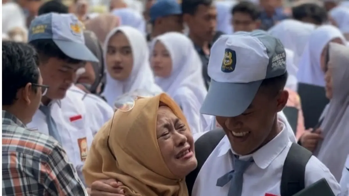 PENUH HARU: Orang tua saat memeluk siswanya pada momen pelepasan siswa kelas XII SMAN 2 Sumenep di halaman sekolahnya, Selasa (5/5).&nbsp;