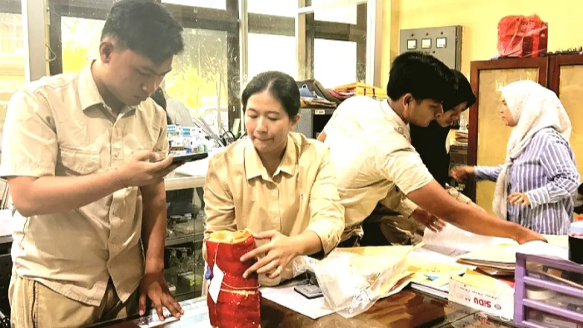 SERIUS: Tim Labfor Polda Jatim mengecek BB narkotika sebanyak 3 kg sebelum diuji lab di ruang riksa narkoba Polda Jatim Selasa (5/5). (UBAIDILLAHIR RA