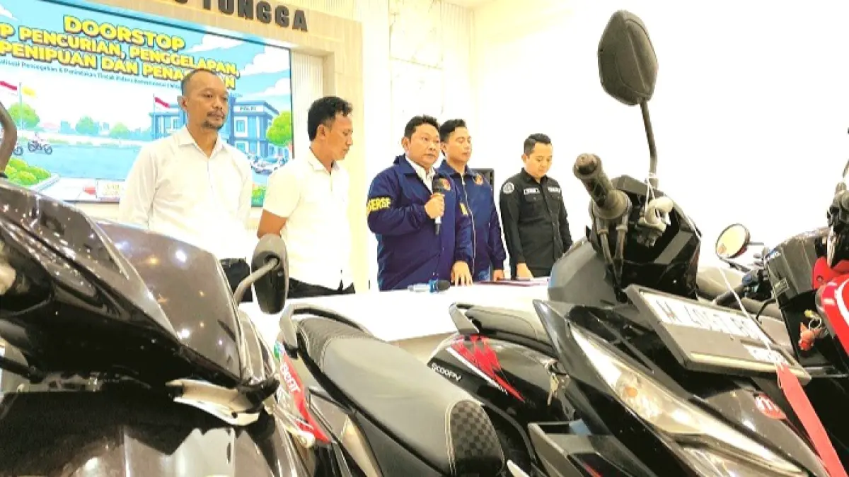 TITIK TERANG: Kasatreskrim AKP Yoyok Hardianto memimpin konferensi pers di Gedung Tatag Trawang Tungga Polres Pamekasan, Senin (4/5). (MOH. IQBAL AFGANI/JPRM)