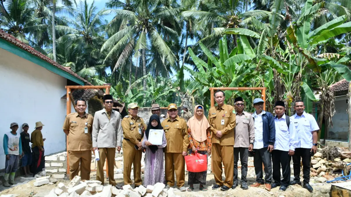 TURUN LANGSUNG: Wabup KH Imam Hasyim (tengah) meninjau progres program pembangunan rumah layak huni di Desa Billapora Reba, Sumenep, Senin (4/5).