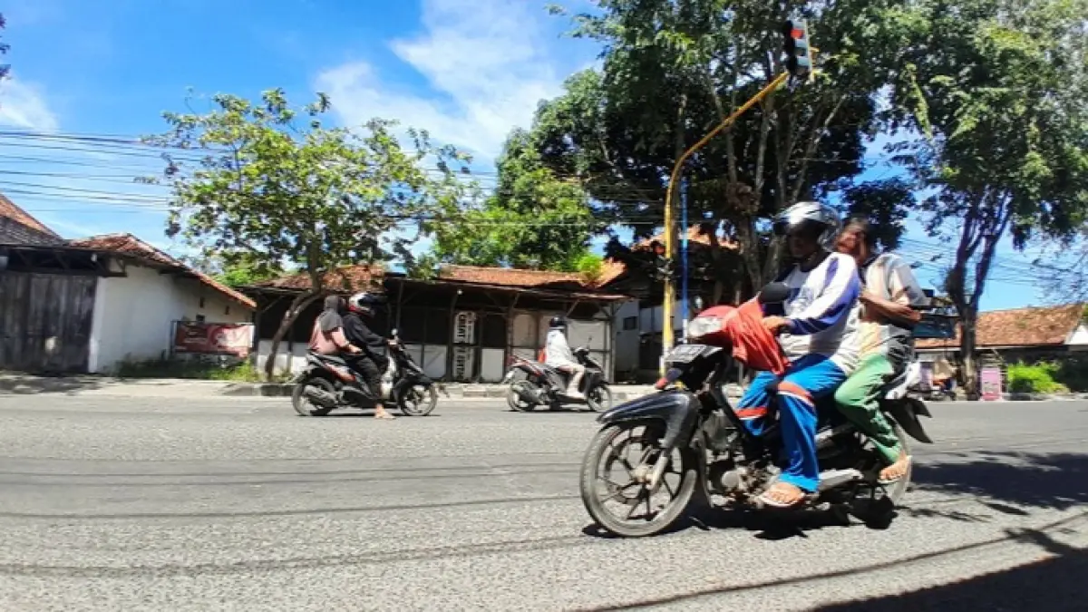 BERGELOMBANG: Sejumlah pengendara sedang melintas di Jalan Pintu Gerbang, Kelurahan Bugih,&nbsp;Kecamatan Kota Pamekasan, Rabu (6/5). (M. KHOLIL RAMLI/JPRM)