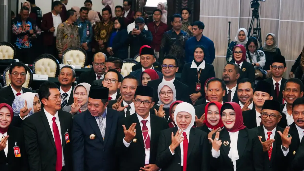 BERSINERGI: Bupati Sampang Slamet Junaidi berpose bersama Gubernur Jatim Khofifah Indar Parawansa dan sejumlah kepala daerah se-Jatim di kantor pusat Bank Jatim, Surabaya, Rabu (6/5).