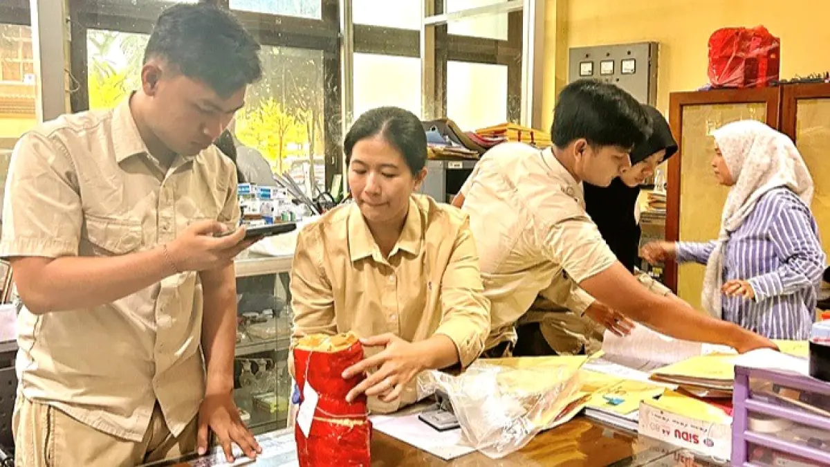 FOKUS: Tim Labfor Polda Jatim mengecek BB narkotika 3,16 kg sebelum diperiksa di ruang pemeriksaan Labfor Polda Jatim, Selasa (5/5). (UBAIDILLAHIR RA’IE/JPRM)