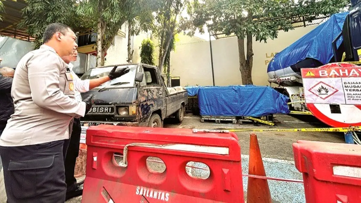 ILEGAL: Anggota polisi menunjukkan truk yang dimodifikasi untuk mengangkut solar di Mapolres Bangkalan Rabu (6/5). (VIVIN AGUSTIN HARTONO/JPRM)