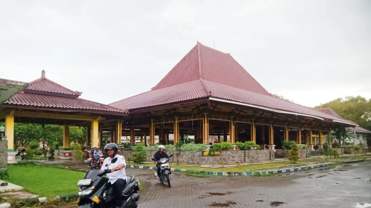 LENGANG: Pegawai hendak keluar dari kantor Pemkab Bangkalan, Rabu (6/5)