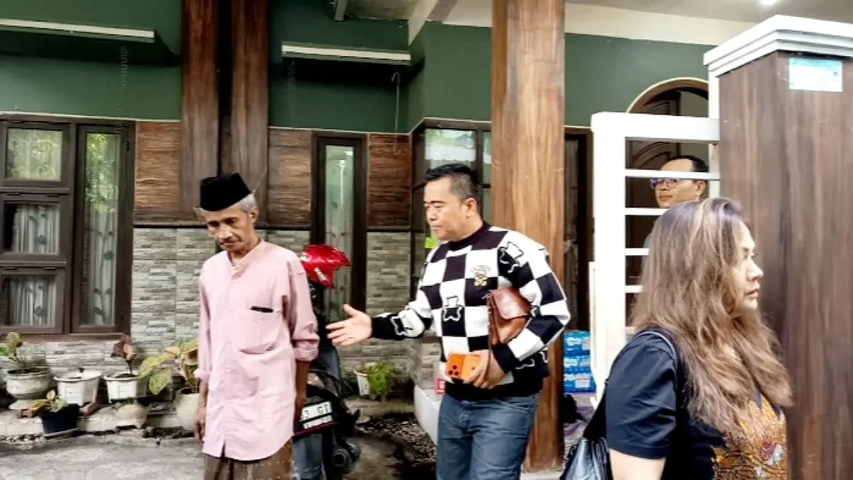 MENCARI KEADILAN: Mohamad Sholeh selaku kuasa hukum keluarga korban dugaan penganiayaan mendatangi kediaman kliennya di Kelurahan Keraton, Bangkalan, Senin (4/5). (ZEINAL ABIDIN/JPRM)