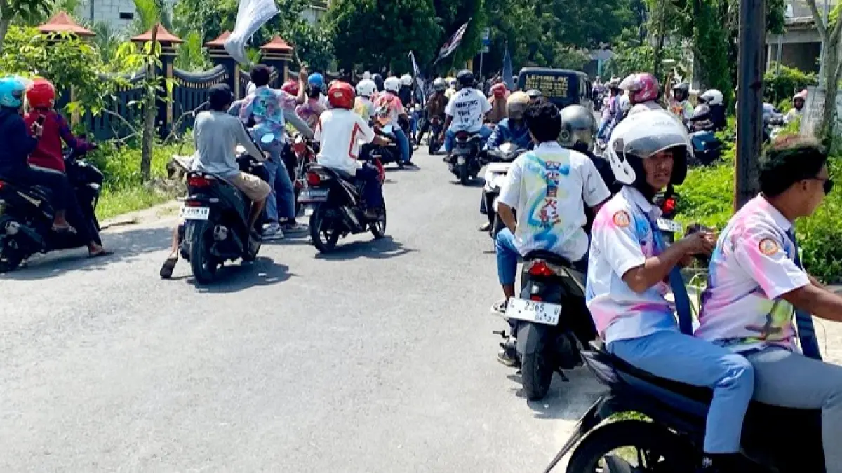 MENGGANGGU: Ratusan siswa melakukan konvoi kelulusan di depan SMKN 3 Bangkalan di Jalan Martajasah, Kecamatan Kota, Rabu (6/5). (JUPRI/JPRM)