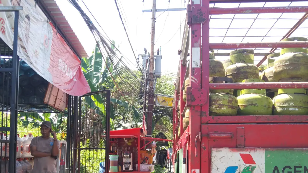 MENYALAHI ATURAN: Pendistribusian gas melon dari agen ke pangkalan di Jalan Jamaludin Senin (4/5).