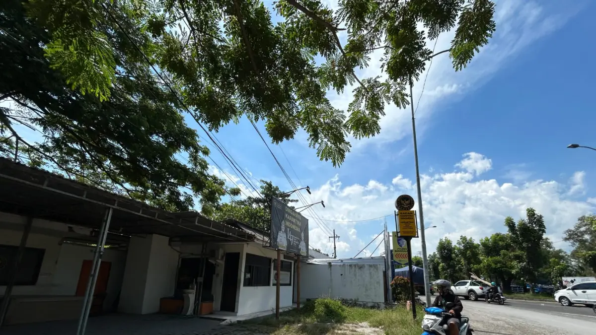 PELAYANAN: Pos Karantina Walker Suramadu tampak sepi di Jalan H Moh. Noer, Rabu (5/6).
