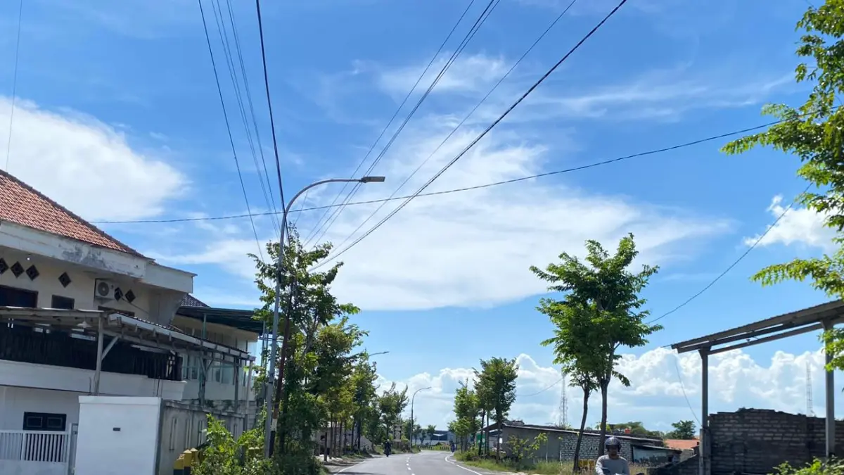 PENERANGAN: Kendaraan bermotor melintas di Jalan Raya Makboel, Sampang, Rabu (6/5).