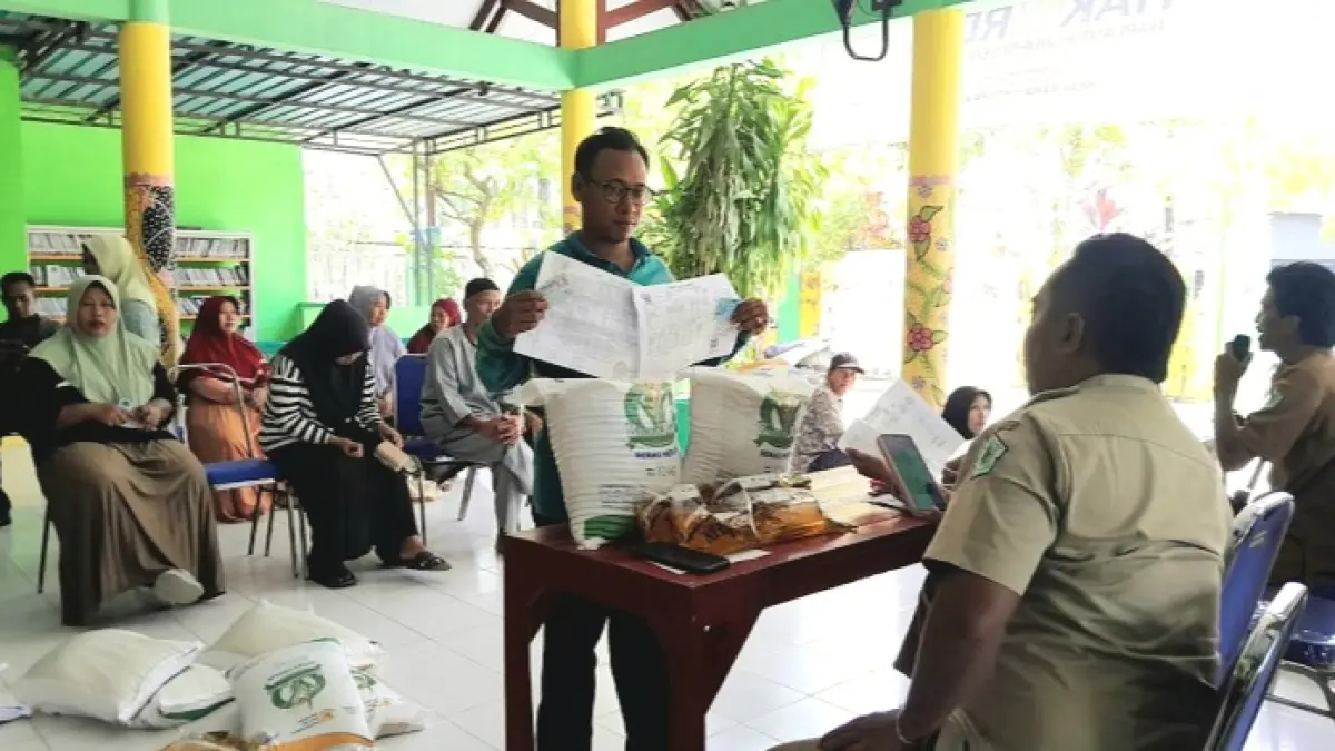 SASARAN: Warga Kelurahan Kolpajung, Pamekasan, sedang menerima banpang, Selasa (7/4). (M. KHOLIL RAMLI/JPRM)