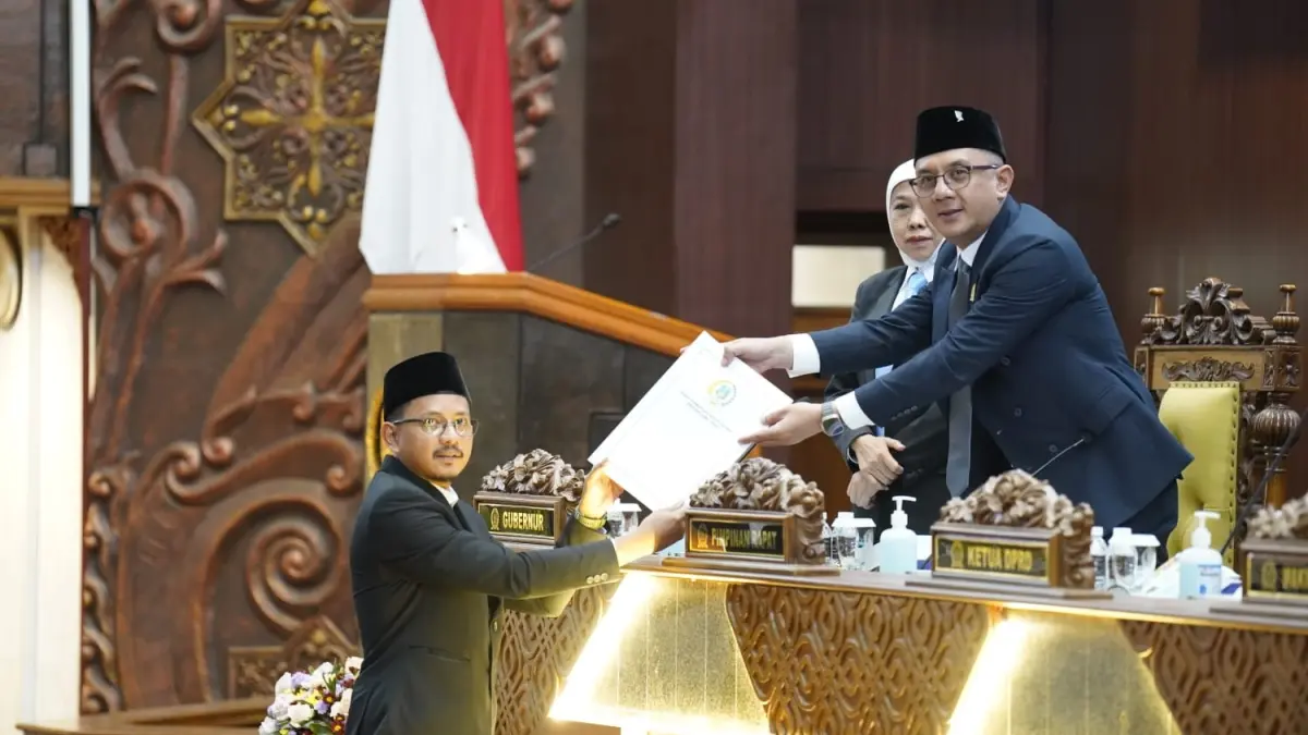 BERWIBAWA: Ketua Fraksi Nasdem DPRD Jatim Mohammad Nasih Aschal menyerahkan pendapat akhir fraksi terhadap laporan pansus atas hasil kinerja BUMD di lingkungan Pemprov Jatim kepada Wakil Ketua DPRD Deni Wicaksono disaksikan Gubernur Jatim Khofifah Indar Parawansa pada Selasa (5/5).