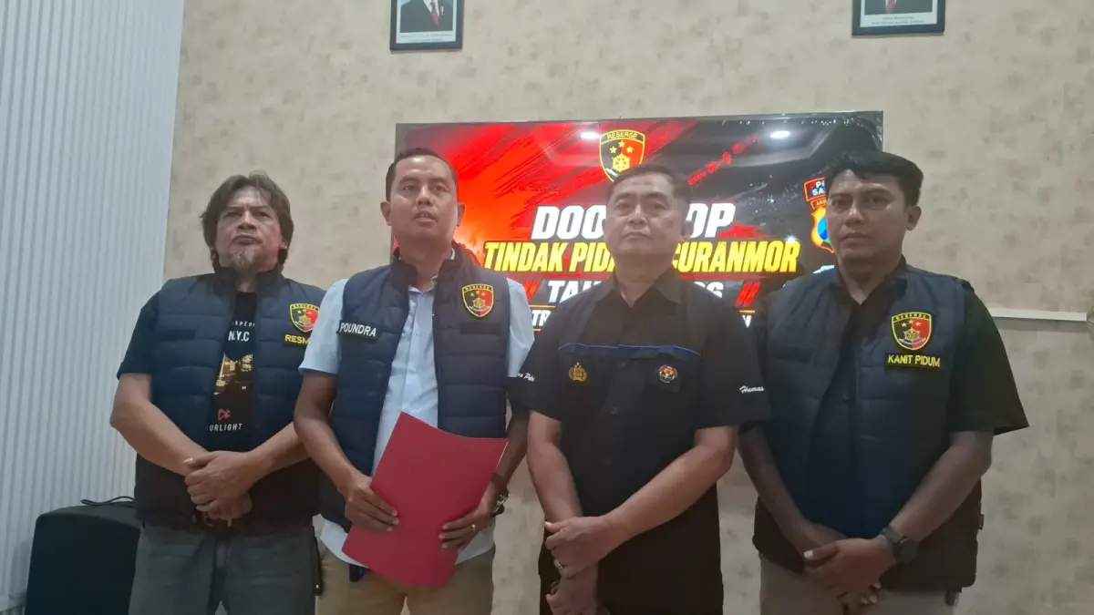 TEGAS: Anggota Satreskrim Polres Sampang didampingi Humas Polres Sampang saat merilis ungkap kasus curanmor di Satreskrim Polres Sampang, Selasa (5/5).