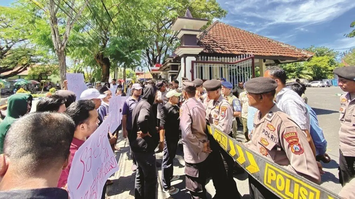 TENSI TINGGI: Sejumlah aktivis melakukan aksi demo di kantor Pemkab Pamekasan Rabu (6/5). (MOH. IQBAL AFGANI/JPRM)