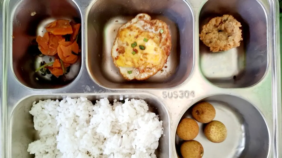 TIDAK LAYAK: Menu makan bergizi berulat yang disalurkan SPPG Sumenep Batang-Batang Daya Yayasan Bakti Bunda Berjaya pada Rabu (22/4). (ISTIMEWA)