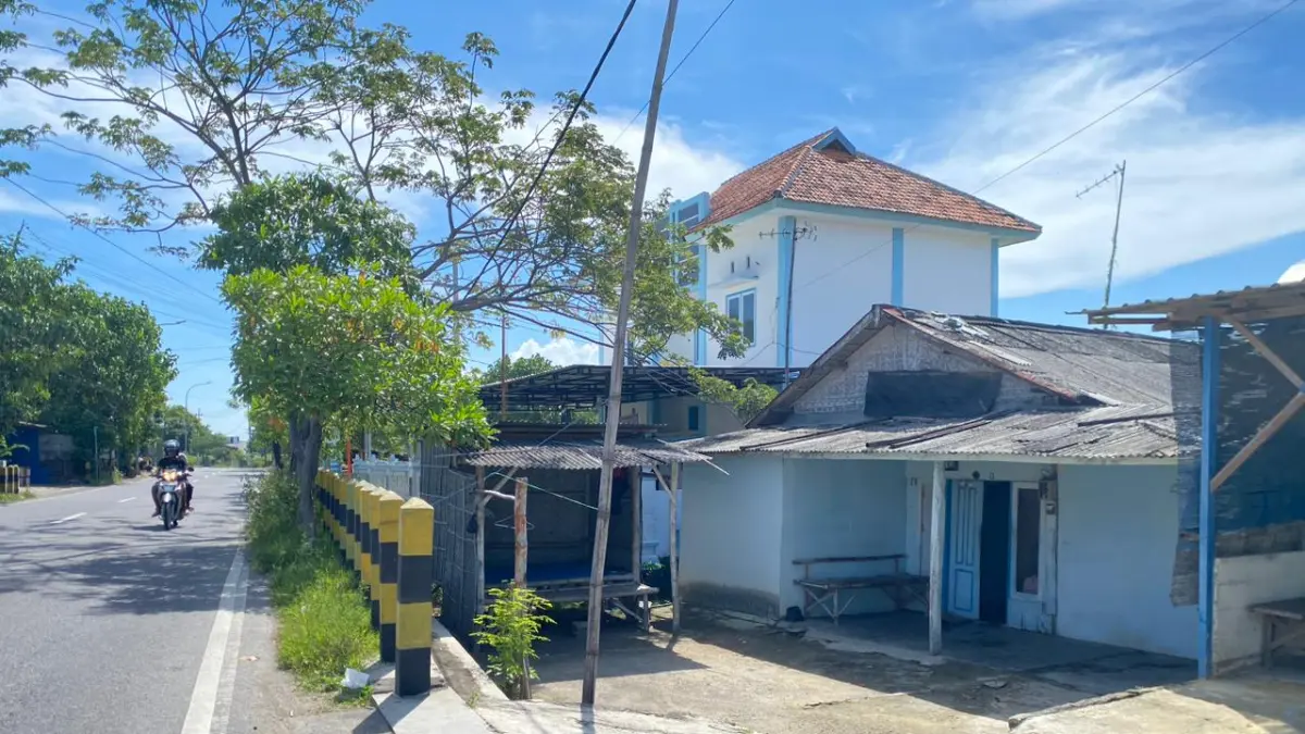 TIDAK LAYAK: Pengendara motor melintas di depan RTLH Jalan Raya Makboel, Rabu (6/5).
