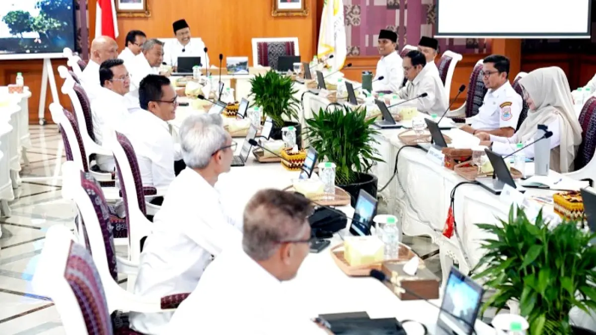 BERDIALOG: Bupati Bangkalan Lukman Hakim bersama jajarannya berkunjung ke Kemensos, Rabu (6/5). (PROKOPIM UNTUK JPRM)