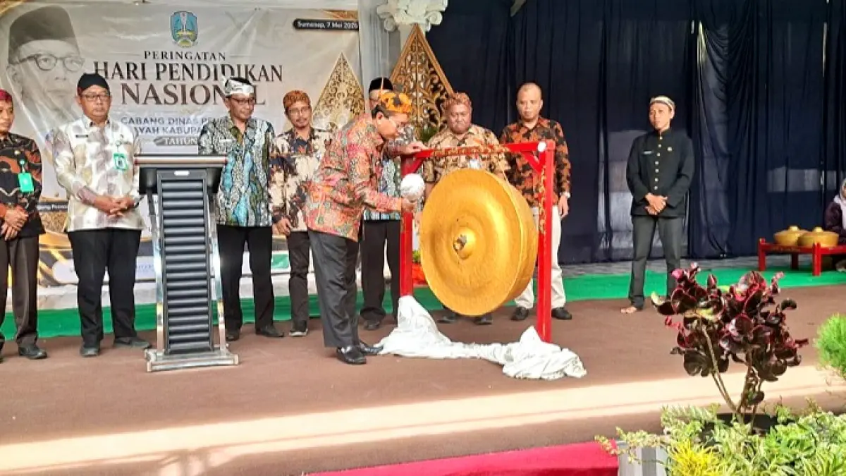 BERLANGSUNG LANCAR: Kepala Cabdindik Jatim Wilayah Sumenep Rusliy, S.Pd., M.Pd memukul gong sebagai tanda dimulainya kegiatan puncak Hardiknas 2026 di SMA Negeri 2 Sumenep Kamis (7/5). (HUMAS CABDINDIK JATIM WILAYAH SUMENEP)