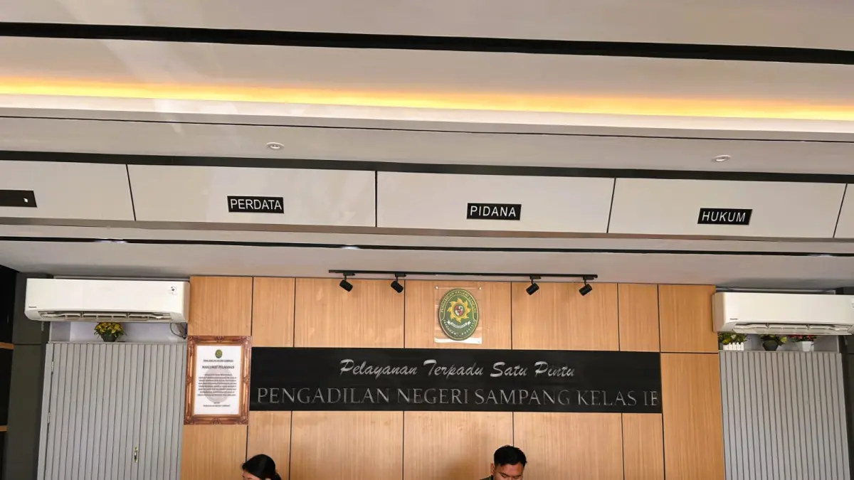 BERTUGAS: Pegawai PTSP Pengadilan Negeri (PN) Sampang sedang bertugas di ruang kerjanya, Kamis (7/5).
