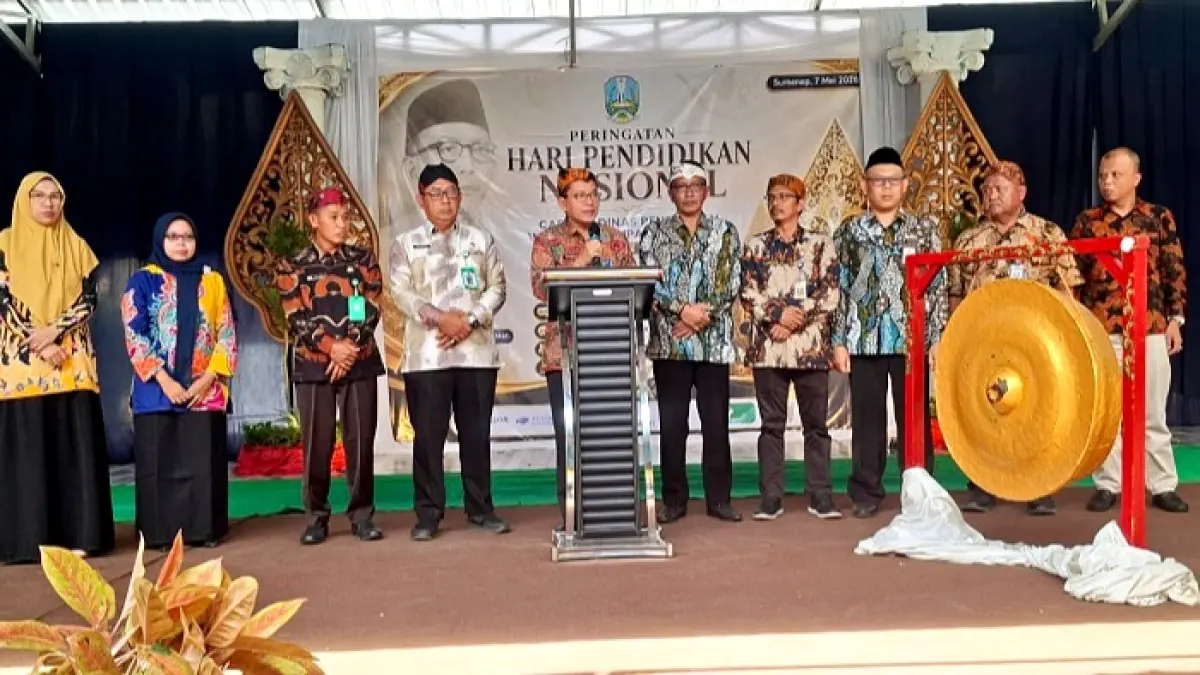 BERWIBAWA: Kepala Cabdindik Jatim Wilayah Sumenep Rusliy, S.Pd., M.Pd menyampaikan sambutan di&nbsp; puncak Hardiknas 2026 di SMA Negeri 2 Sumenep Kamis (7/5). (HUMAS CABDINDIK JATIM WILAYAH SUMENEP)