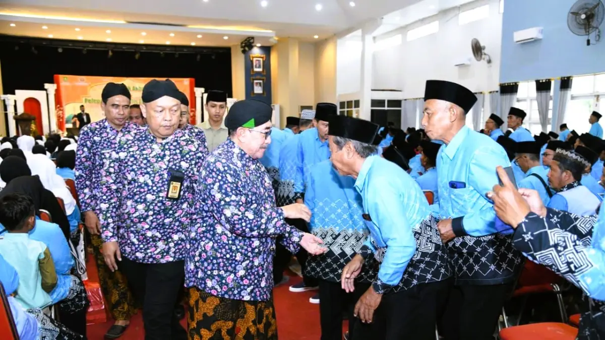 BERWIBAWA: Wakil Bupati KH. Imam Hasyim menyapa sejumlah CJH saat acara manasik haji dan pelepasan secara simbolis di Gedung Korpri, Sumenep, Kamis (7/5).