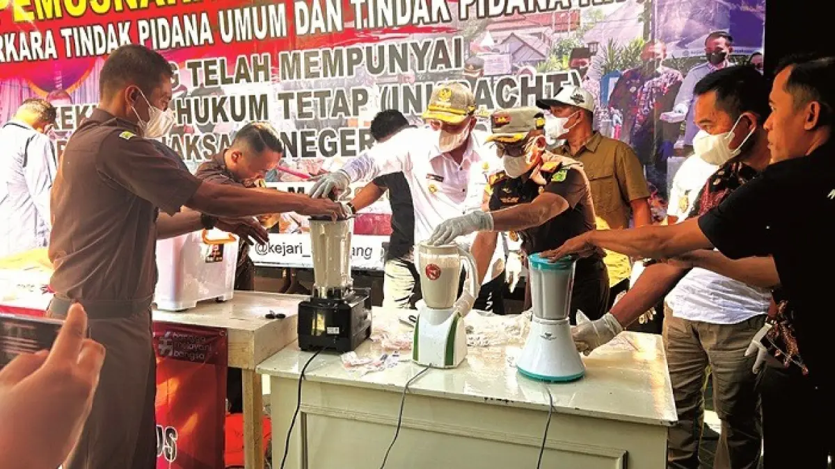 DIMUSNAHKAN: Kajari Sampang Mochamad Iqbal (topi hitam) bersama Bupati Slamet Junaidi dan forkopimda melakukan pemusnahan narkoba dengan cara diblender di halaman kantor kejari Kamis (7/5). (UBAIDILLAHIR RA’IE/JPRM)