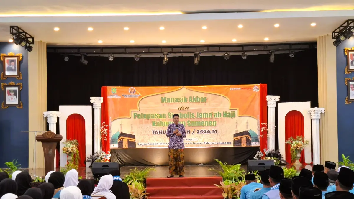 FOKUS: Kepala Bagian Kesra Setkab Sumenep Kamiluddin memberikan arahan pada CJH di Gedung Korpri, Desa Kolor, Kecamatan Kota, Kamis (7/5).
