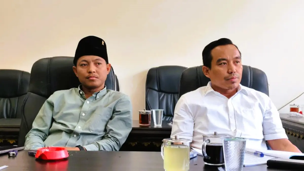 FOKUS: Ketua Pansus LKPj DPRD Sumenep Hosnan (kopyah hitam) saat mengikuti rapat di ruang paripurna DPRD Sumenep.