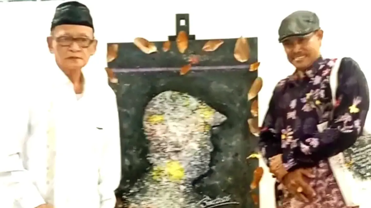 ARTISTIK: Budayawan D. Zawawi Imron saat berkunjung ke pameran tunggal ke-9 Pak Guru Budi, Minggu (3/5).