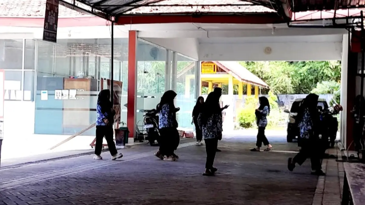 GENERASI EMAS: Sejumlah siswa SRMP 29 Pamekasan sedang beraktivitas di luar kelas beberapa waktu lalu. (M. KHOLIL RAMLI/JPRM)