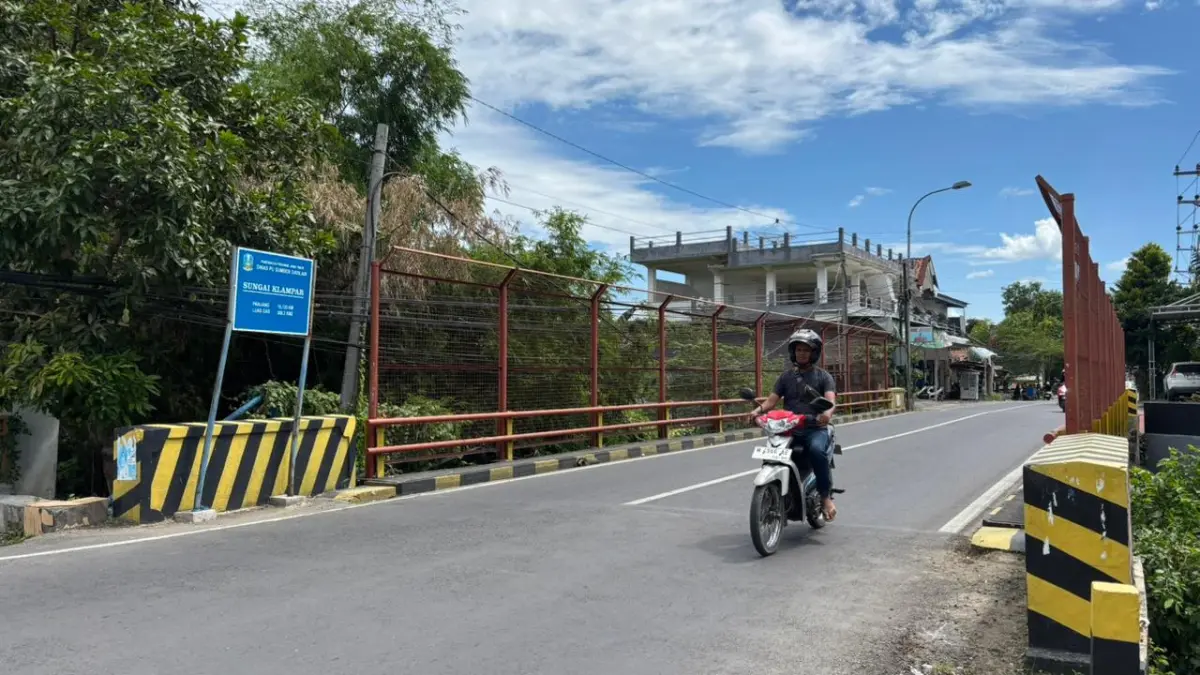 INFRASTRUKTUR: Pengendara melintas di jembatan Sungai Klampar di Jalan Dirgahayu, Pamekasan, Kamis (7/5).