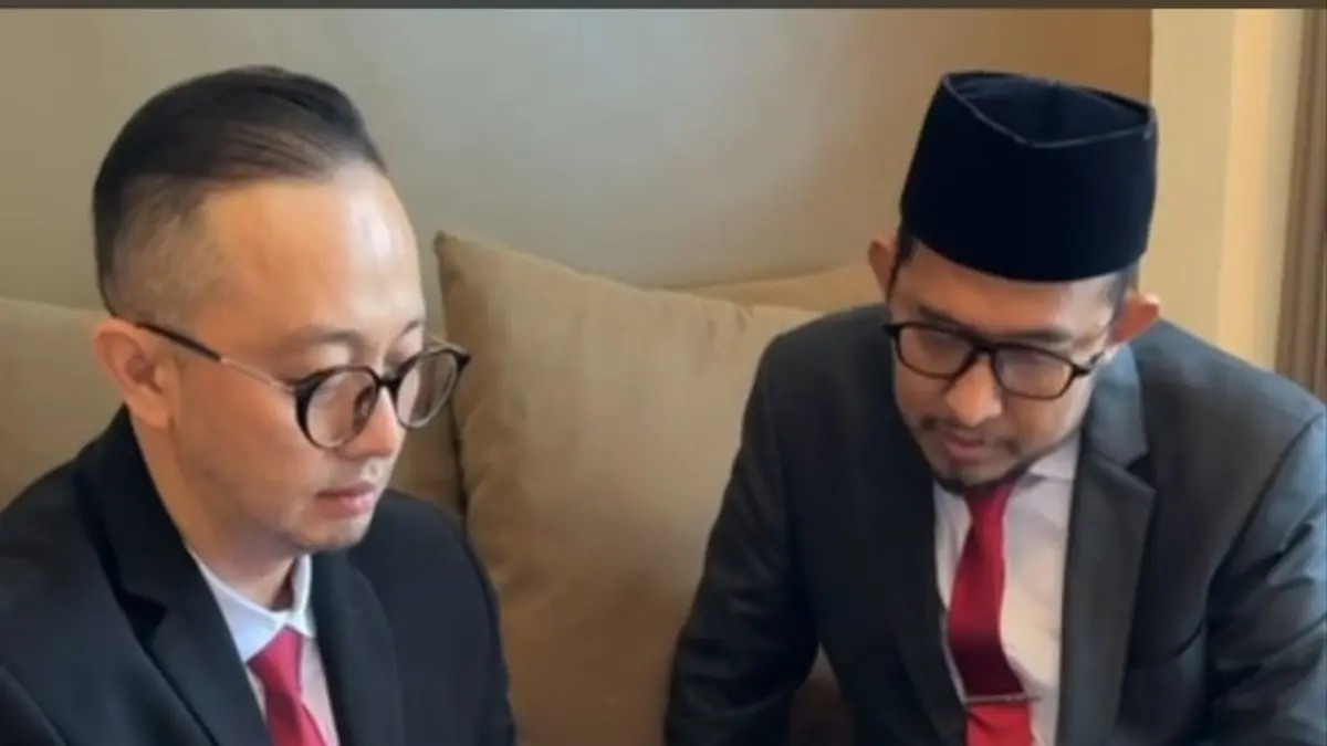 INOVATIF: Pimpinan Bank Jatim Cabang Sumenep Bambang Eko Budi Prakoso menunjukkan inovasi aplikasi Jconnect Mobile pada Bupati Sumenep Achmad Fauzi Wongsojudo di Kantor Pusat Bank Jatim di Surabaya.