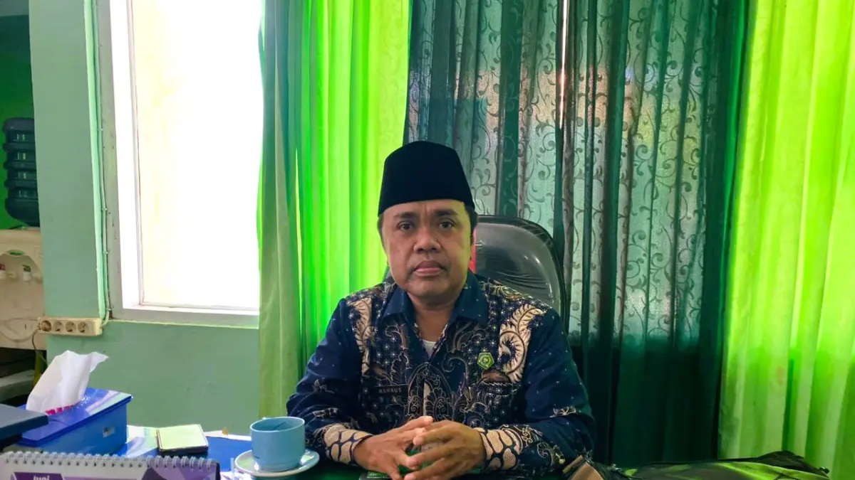 KEBIJAKAN: Kasi Bimas Kemenag Sampang Mahrus Zamroni saat ditemui di ruangannya, Kamis (7/5).