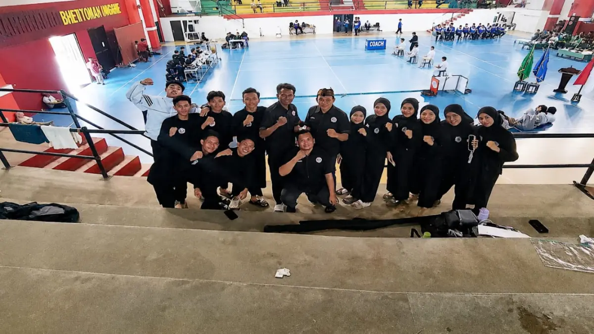 KOMPAK: Pelatih dan atlet berfoto bersama usai mengikuti tryout di GOR Saka Bangkalan, Minggu (3/5).