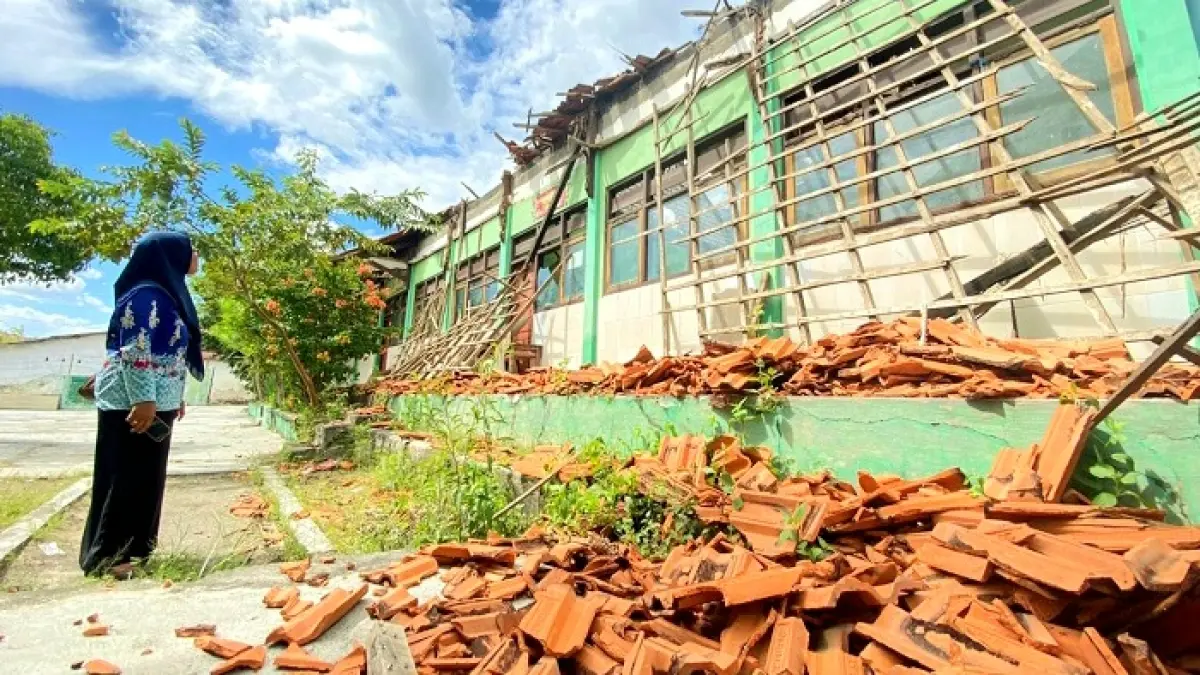 RUSAK: Surati saat menunjukkan ruang kelas yang roboh di SDN Rongtengah 5, Kelurahan Rongtengah, Kecamatan Sampang, Kamis (7/5). (AYU LATIFAH/JPRM)