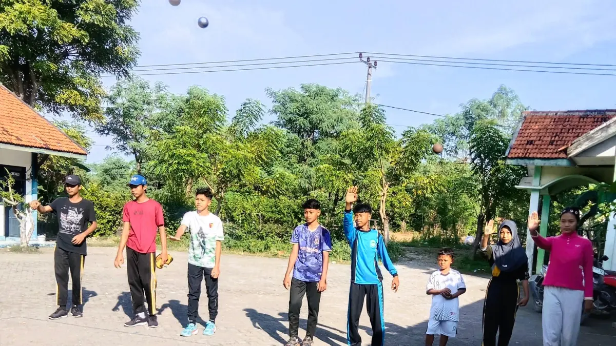 SEMANGAT: Atlet FOPI Sampang saat latihan bersama di halaman SDN Sreseh 2 Sampang, Selasa (28/4).