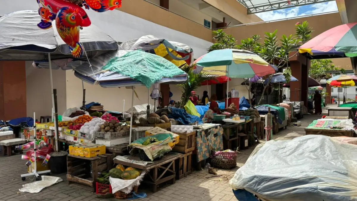 SUMBER PAD: Sejumlah pedagang sedang berjualan di Pasar Kolpajung, Pamekasan, Kamis (7/5).