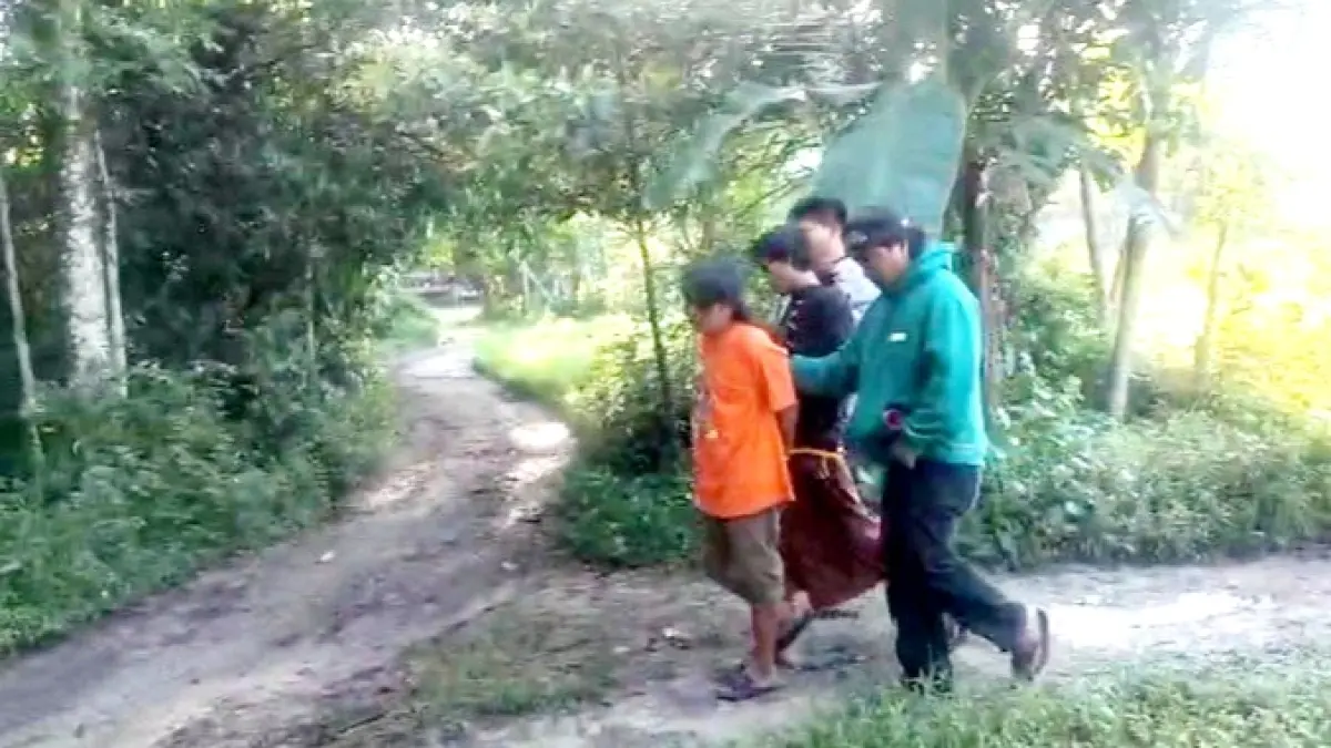 TAK BERKUTIK: Polisi menangkap pelaku curanmor di Desa Batangan, Kecamatan Tanah Merah, Bangkalan, Selasa (5/5). (POLRES BANGKALAN UNTUK JPRM)