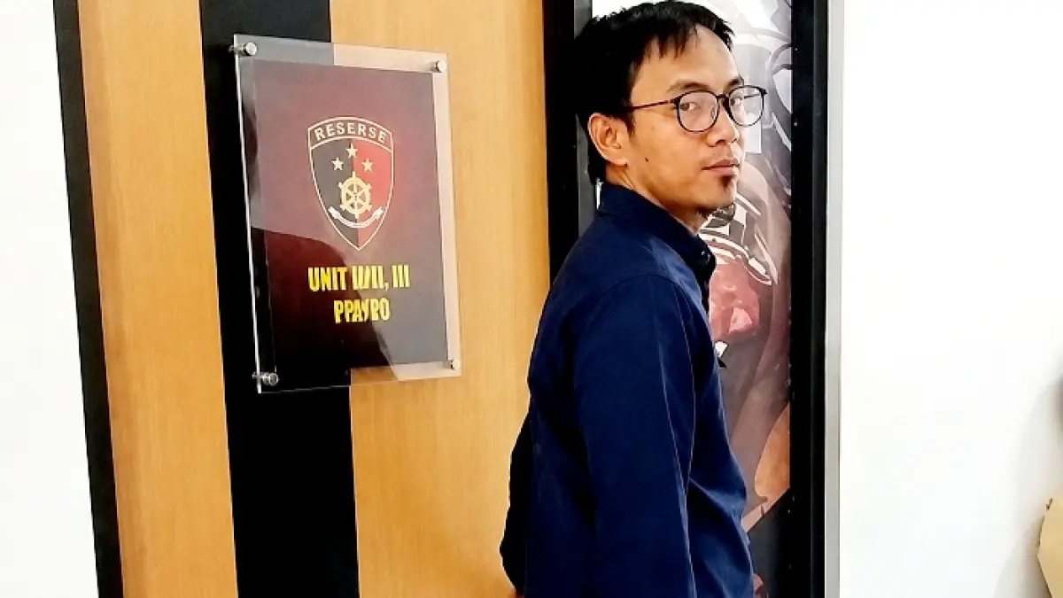 CARI KEPASTIAN: Penasihat hukum pelapor, Akhmad Mausul Nasri, keluar dari ruang penyelidik Satreskrim Polres Pamekasan, Kamis (7/5). (AKHMAD MAUSUL NASRI UNTUK JPRM)