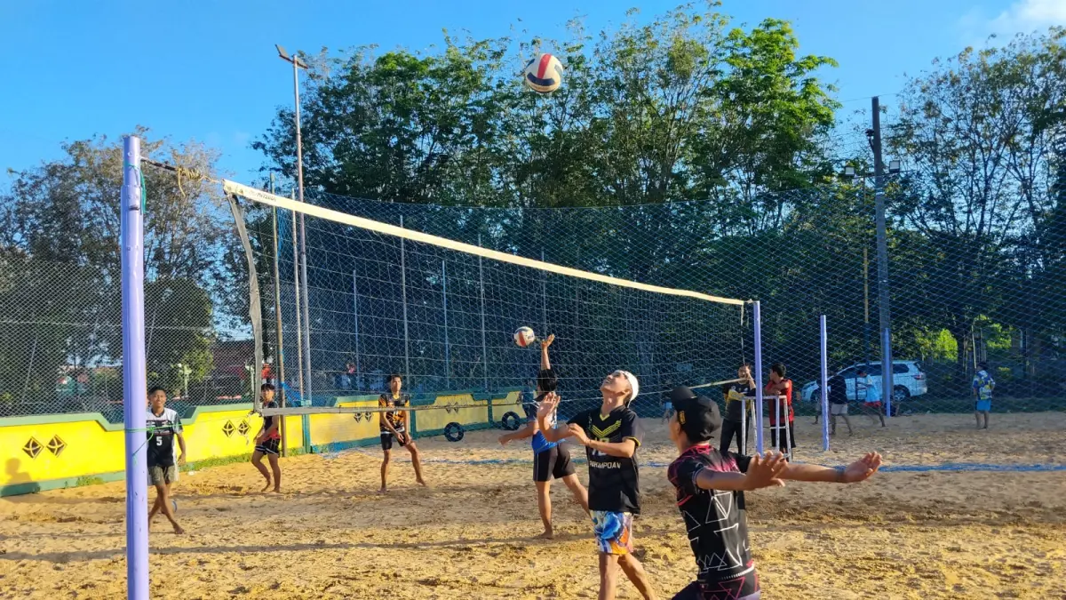 FOKUS: Atlet voli pantai U-23 Sumenep melakukan latihan di Gor. A. Yani Sumenep, Kamis (7/5)