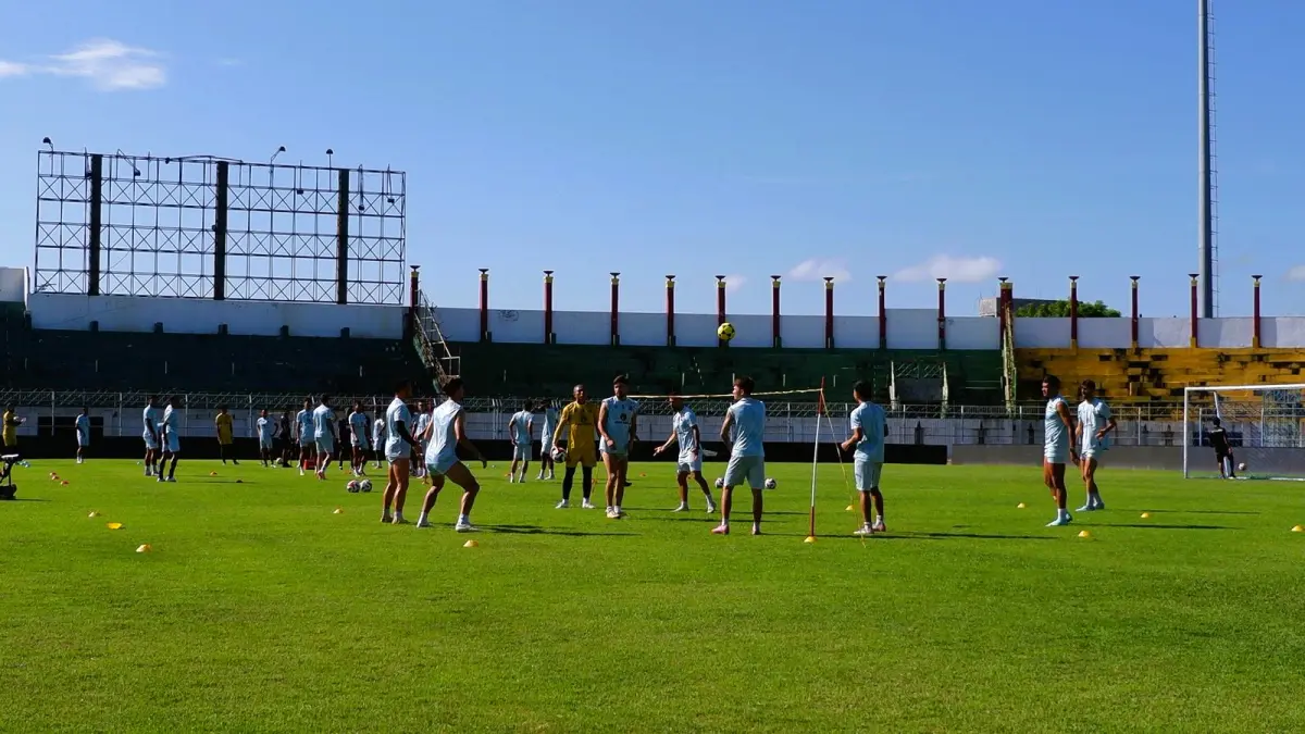 PERKUAT KERJASAMA ANTAR PEMAIN: Penggawa MU melakukan latihan di Stadion Gelora Bangkalan, Senin (4/5) .&nbsp;