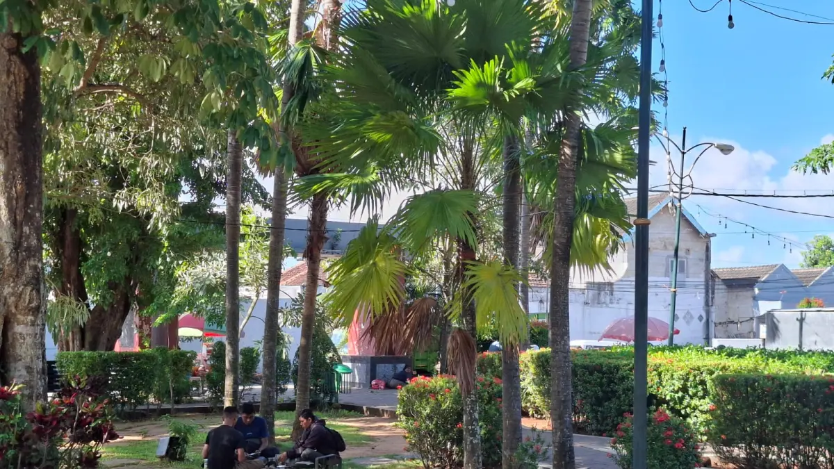 SEJUK: Warga berada di Taman Tajamara di lDesa Kolor Kecamatan Kota Sumenep, Jumat (8/5).&nbsp;