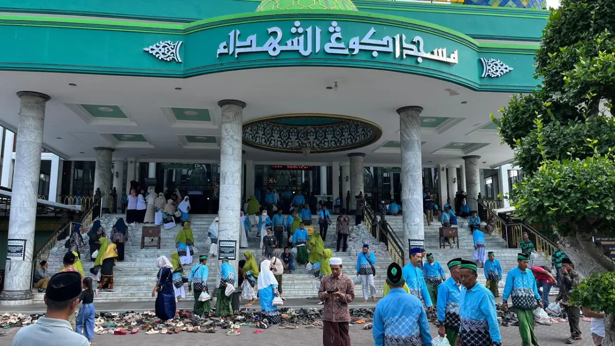 TEDUH: Sejumlah CJH Pamekasan saat mengikuti pelepasan secara simbolis di Masjid Agung As-Syuhada, Selasa (5/5).
